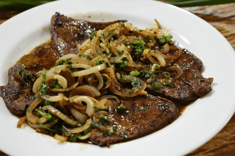 Bife de fígado acebolado - Liver steak and onions