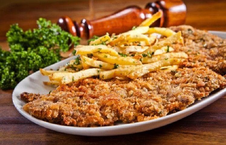 Frango ou bife à milanesa - Breaded chicken or beef