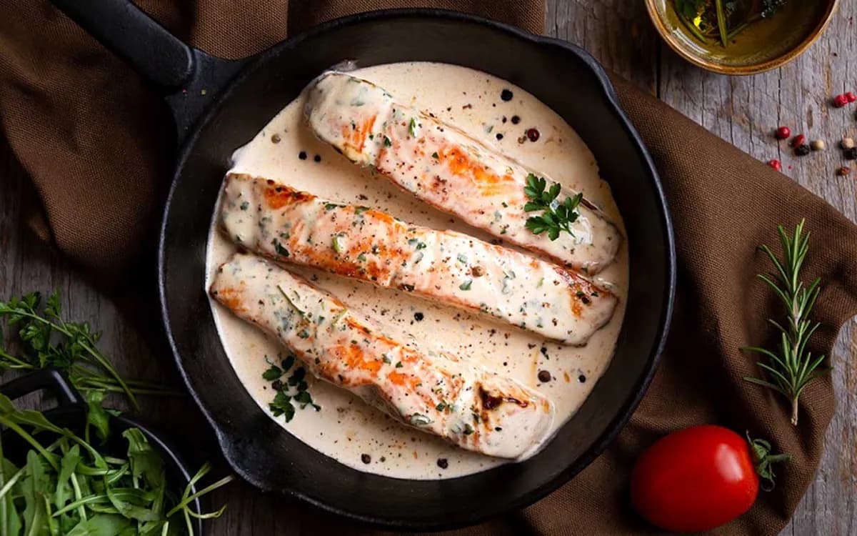 Salmao grelhado ao molho branco - Grilled salmon in white sauce