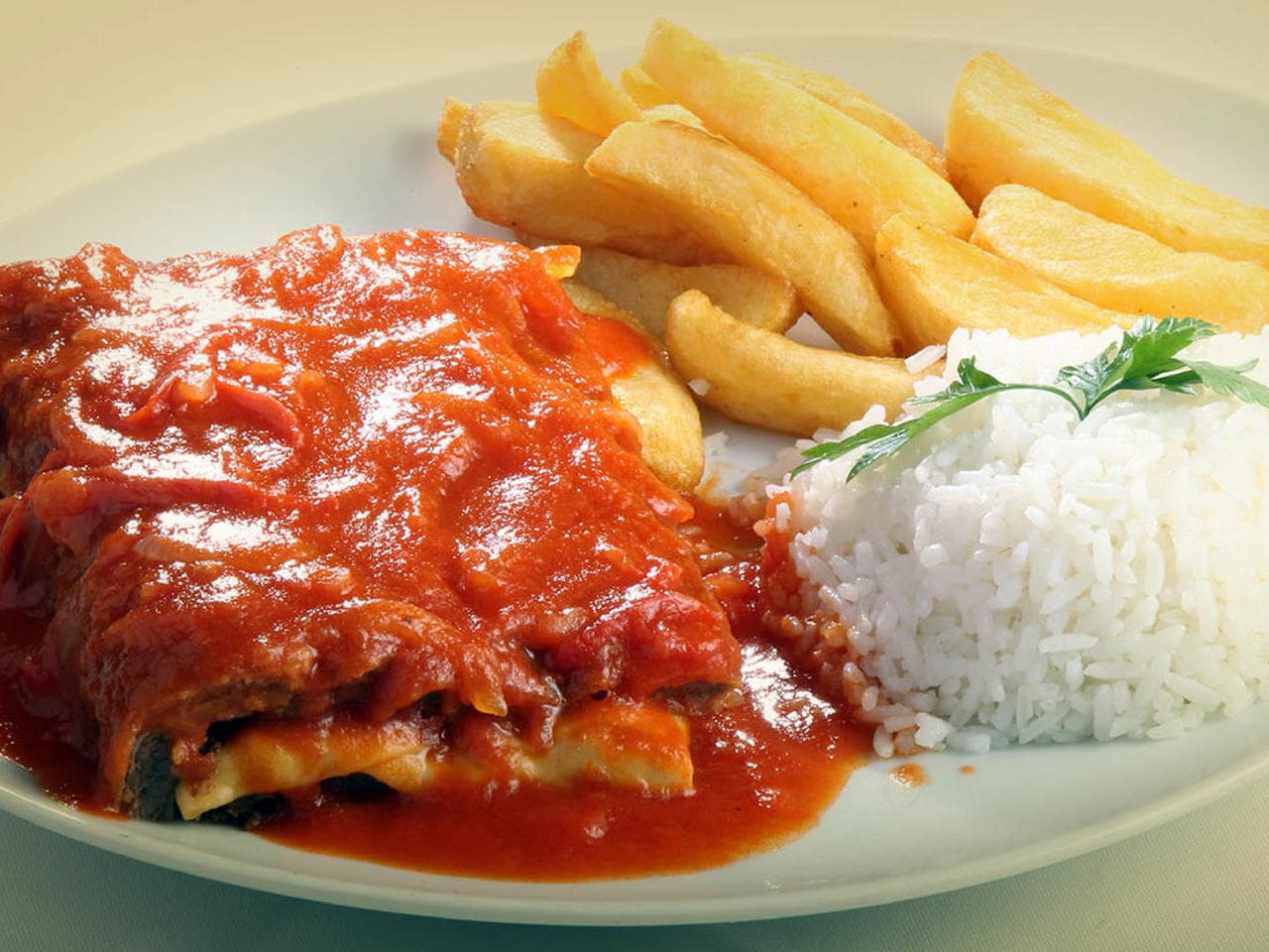 Frango ou bife a parmegiana - Parmigiana (chicken or beef)